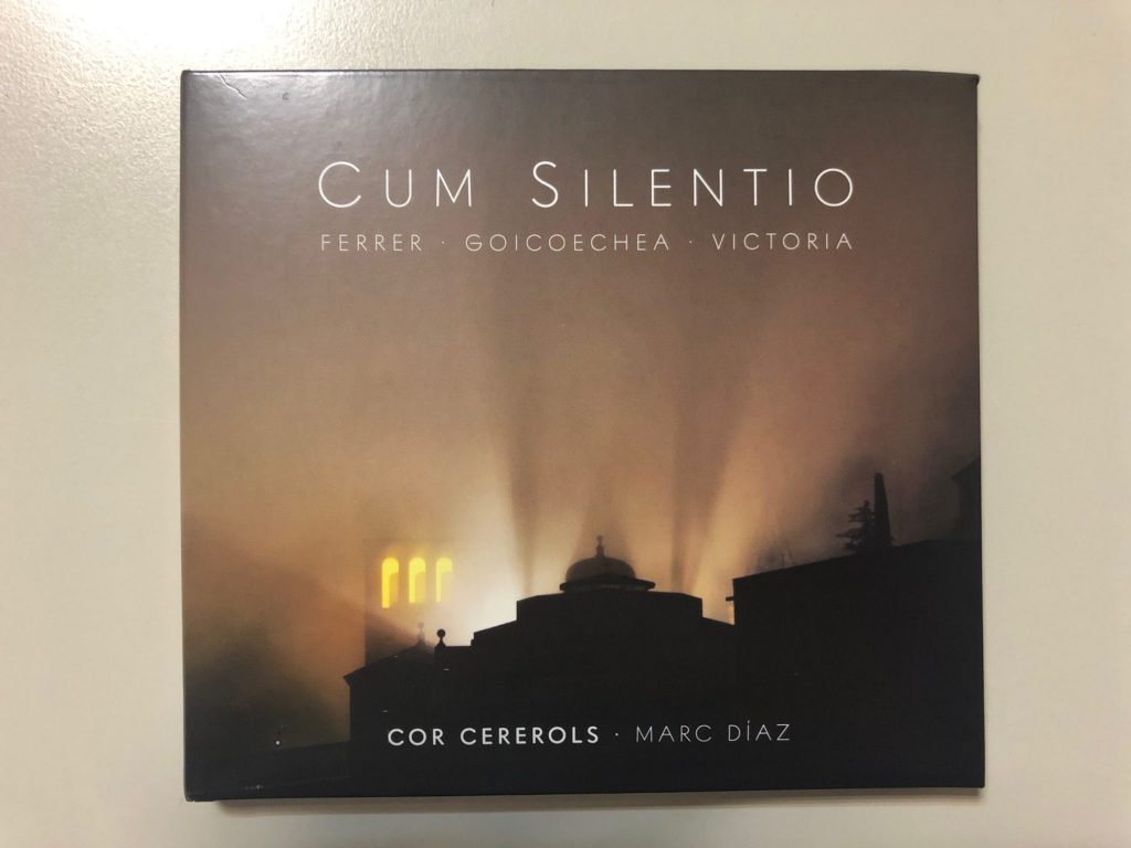 El CD Cum Silentio (Discos Abadia de Montserrat) és el primer treball d’aquest cor format per antics escolans de Montserrat, i dirigit per Marc Díaz, acompanyat a l’orgue per Joan Seguí