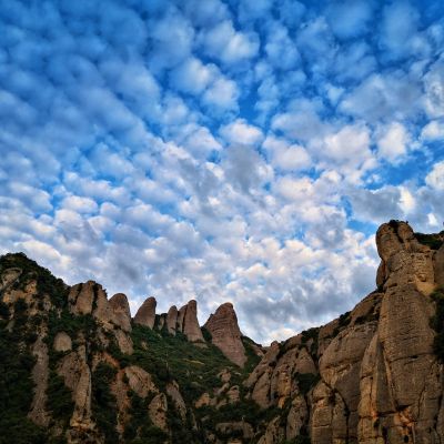 "Cabretes" al cel de Montserrat, el 28 de juny