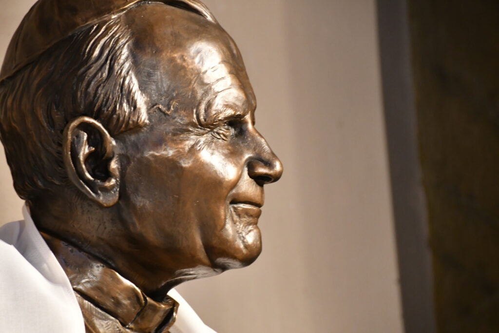 El consolat de Polònia fa donació d’un bust de sant Joan Pau II a Montserrat