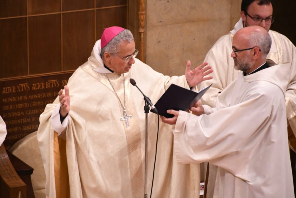 Vetlla de la Solemmnitat de la Mare de Déu de Montserrat, el 26 d'abril de 2023, presidida per l'arquebisbe de Tarragona Joan Planelles.