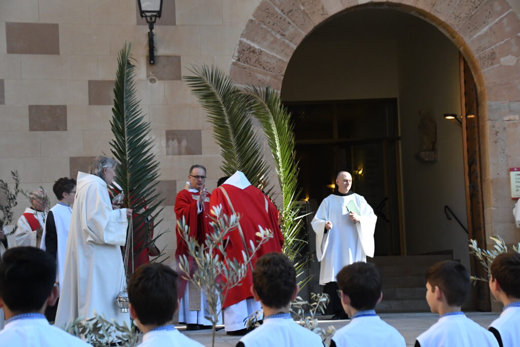 Celebració de la Benedicció de Rams i de la Missa Conventual d'avui, Diumenge de Rams i de Passió, a Montserrat.