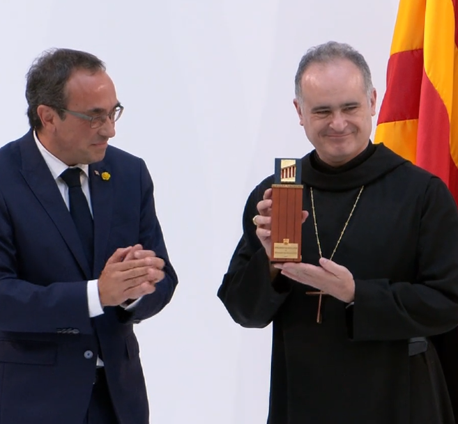 L’Abadia de Montserrat, representada pel P. Abat Manel Gasch i Hurios, ha rebut la Medalla d’Honor del Parlament de Catalunya en categoria d’or de mans del seu president, Josep Rull.