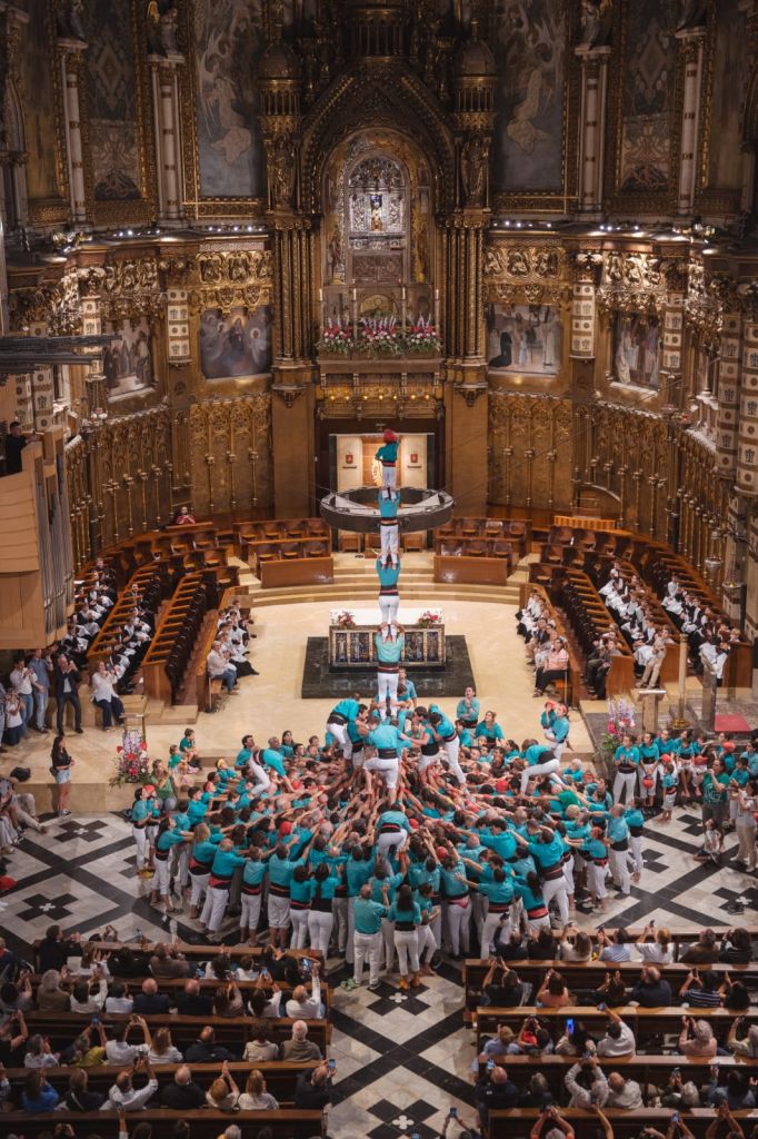 L’Escolania de Montserrat ha celebrat com cada any l’11 de setembre, la cerimònia de vestició dels nous escolans, a la Basílica de Santa Maria. A continuació, la colla Castellers de Vilafranca ha fet una actuació inèdita a Montserrat.