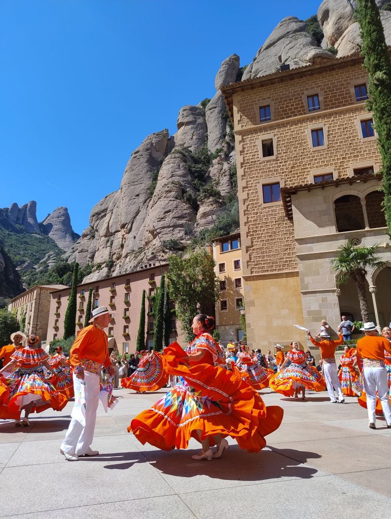 L'Abadia de Montserrat ha acollit un dels actes de la 52 edició de les Jornades Internacionals Folklòriques de Catalunya organitzades per a l'Associació per a la Difusió del Folklore (Adifolk).