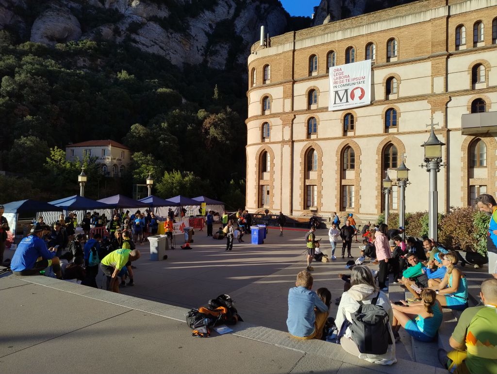 La travessa Matagalls Montserrat ha celebrat la seva 45a edició aquest cap de setmana, en què 3.000 participants han sortit el dissabte 14 de setembre des del nucli urbà El Brull, als peus de la muntanya del Matagalls, i han arribat a la meta, situada davant del Monestir de Montserrat, al llarg del diumenge 15 de setembre.